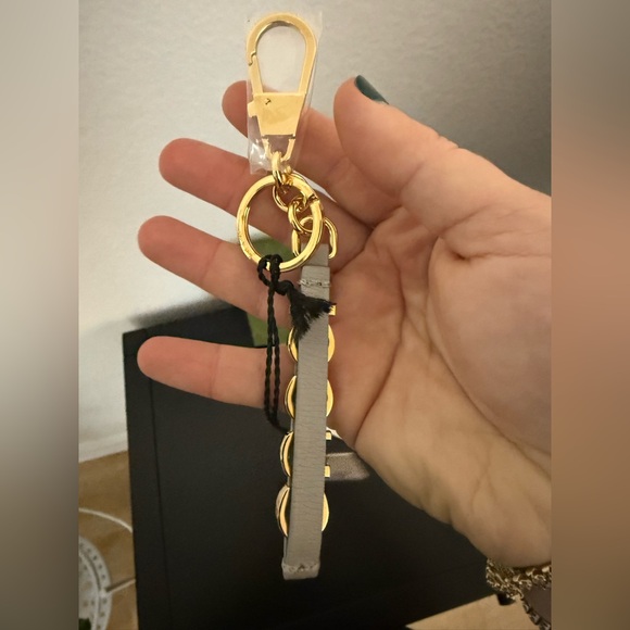 Gucci KEYCHAIN WITH GUCCI SCRIPT, NWT, Grey - Picture 3 of 7